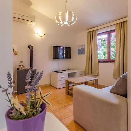 2 Bedroom Beautiful Apartment In Premantura Esterno foto