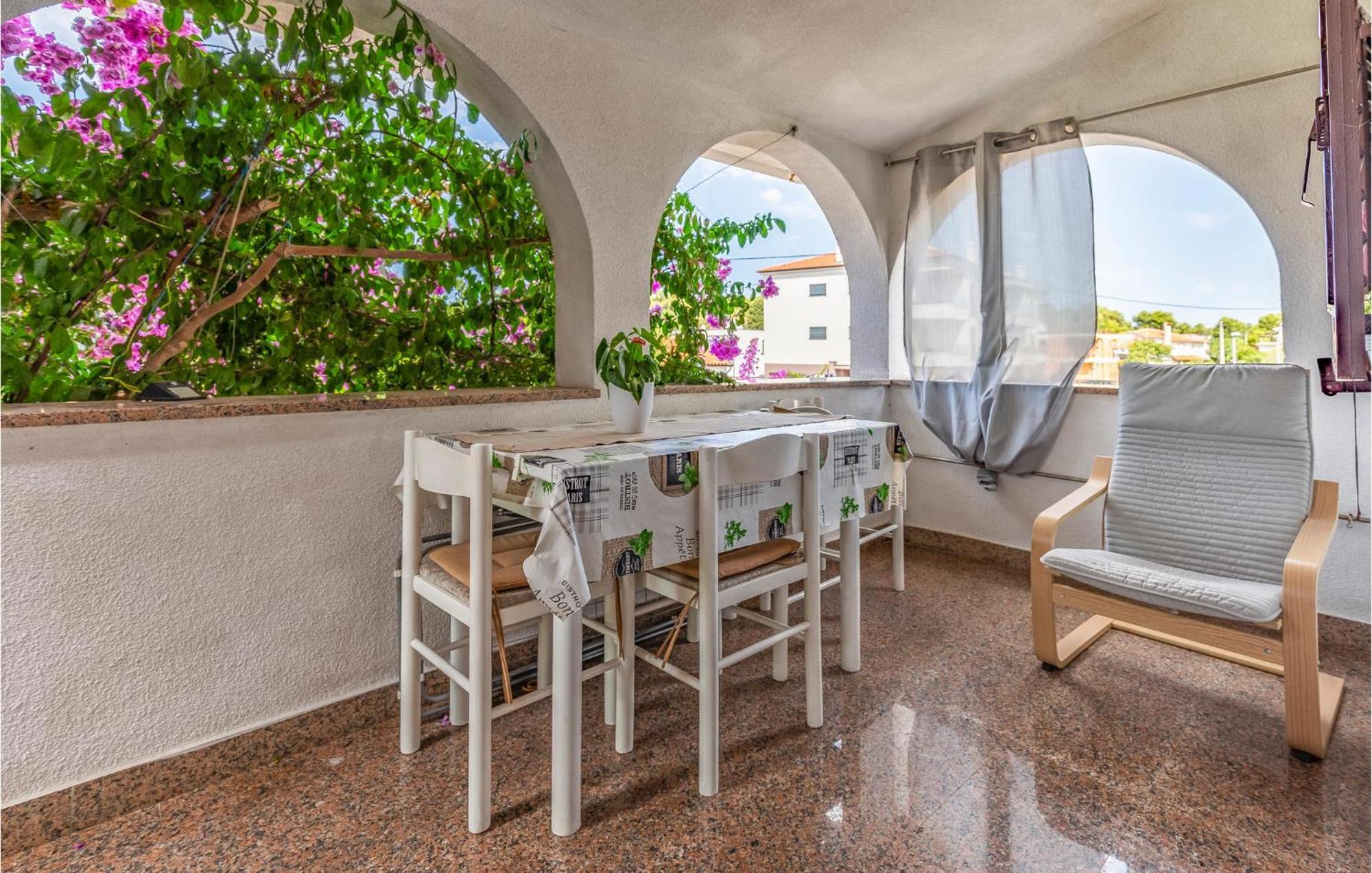 2 Bedroom Beautiful Apartment In Premantura Esterno foto